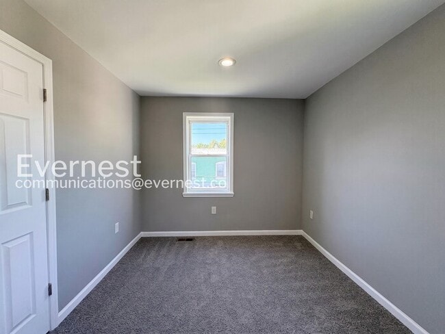 Building Photo - 3 Bed/1.5 Bath Townhome with fenced yard and deck/ Available Now!