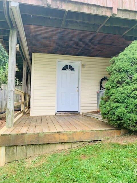 Lower Level Walk-out - 7513 Braemar Ct