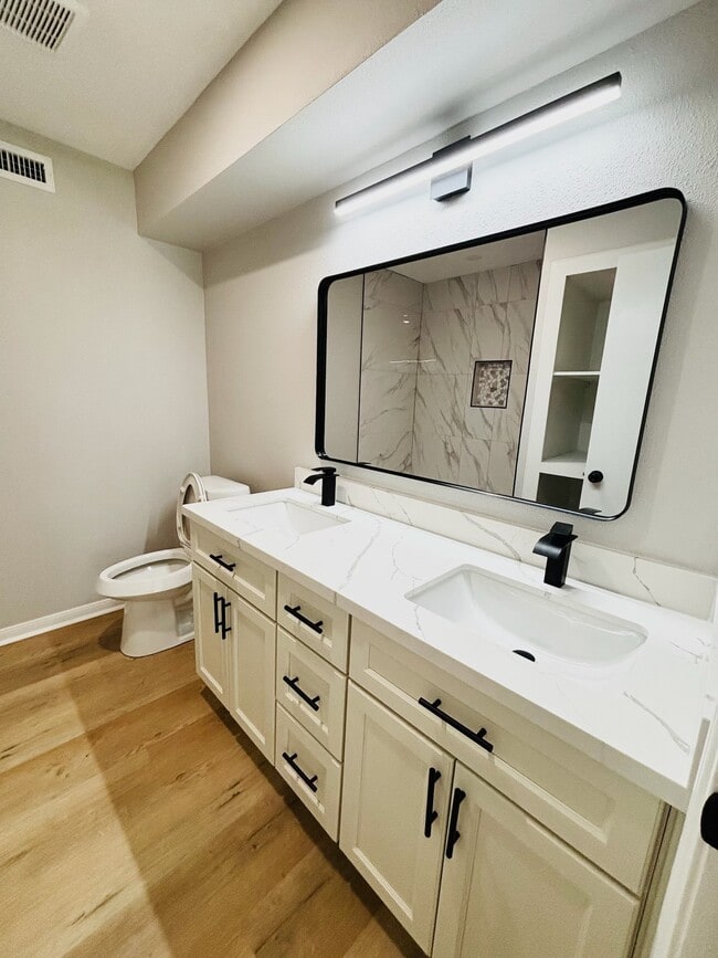 Building Photo - 1803 S Park St