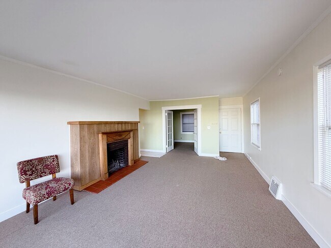 Building Photo - 2 & 4 Bedroom Apartments with Classic Charm & Bay View