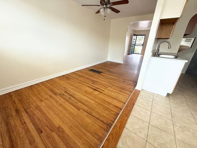 Building Photo - Gorgeous 3-Bed Townhome in Lawncrest! Available NOW!