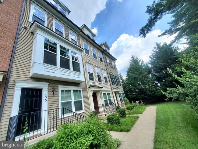 Building Photo - 135 Prado Ln