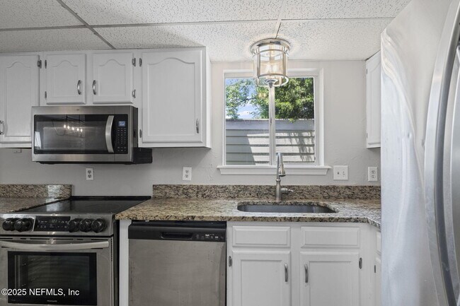 Building Photo - 2300 Twelve Oaks Dr