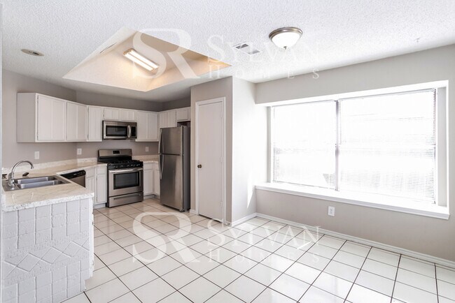 Building Photo - Fall in love with this 3 bedroom, 2 bathro...