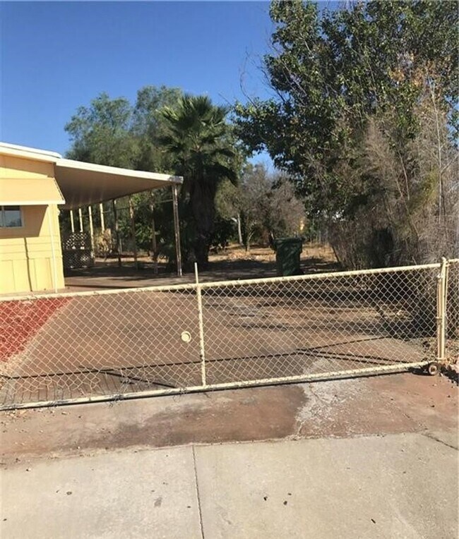 Building Photo - 3 Bed / 2 Bath Manufactured Home in Hemet!