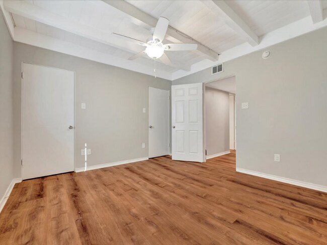 Building Photo - 208 E Starr Ave