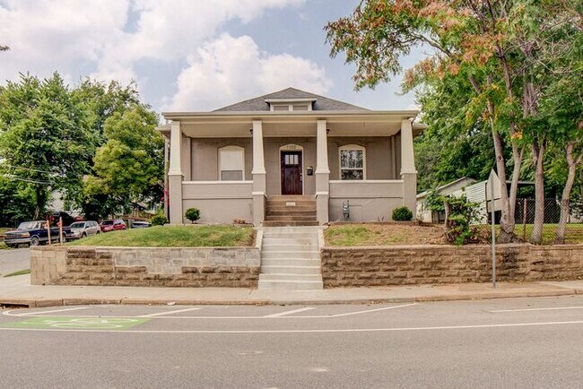 Building Photo - 3/2 Historical Home On Beautiful Main Stre...