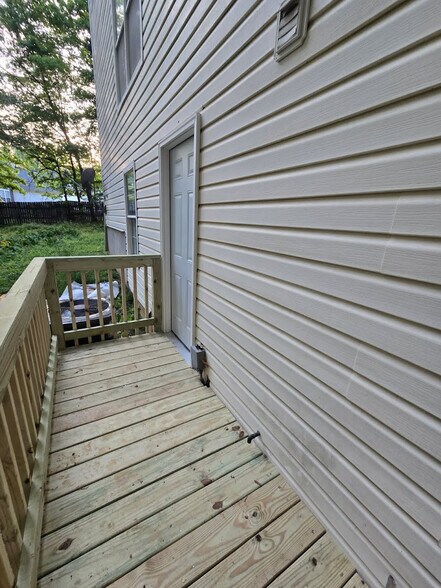Building Photo - Room in House on Barrett Springs Dr