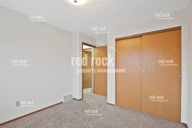 Building Photo - 1323 N Mitchell Rd