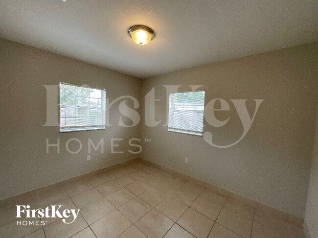 Building Photo - 1231 NE 214th St