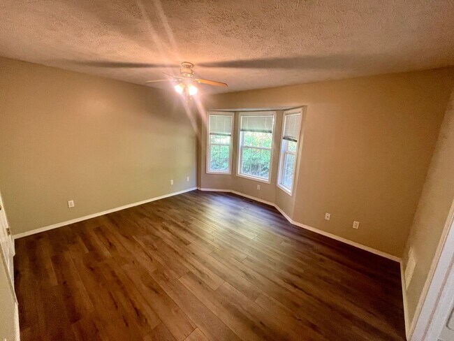 Building Photo - 1327 Carriage Ct