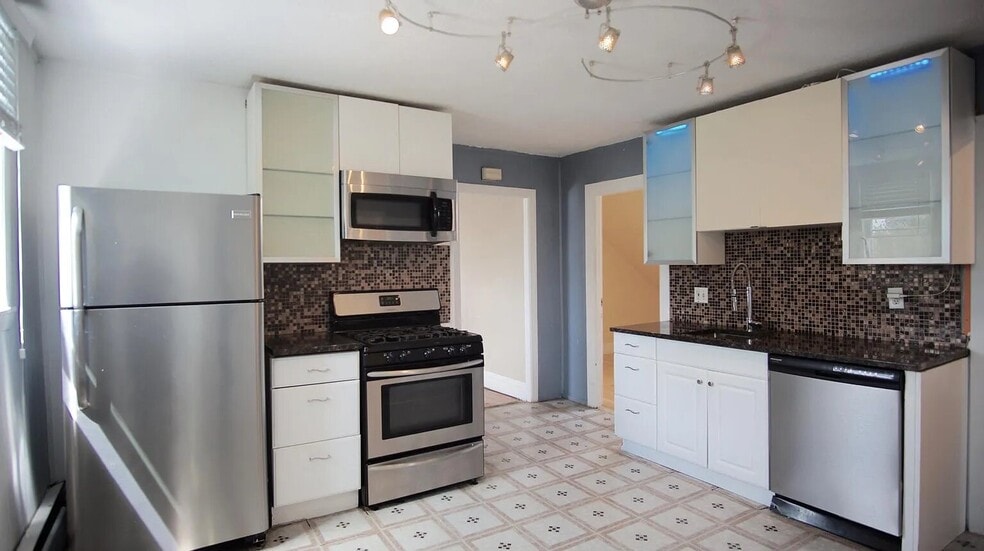 Building Photo - 48 America St