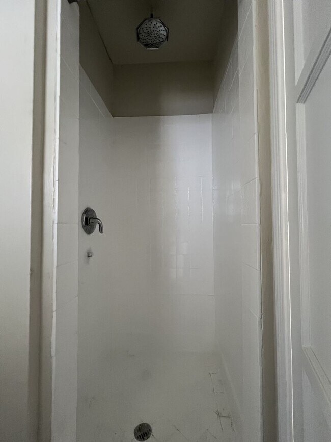 Building Photo - Spacious 3BR 2BA Home ideally located off ...