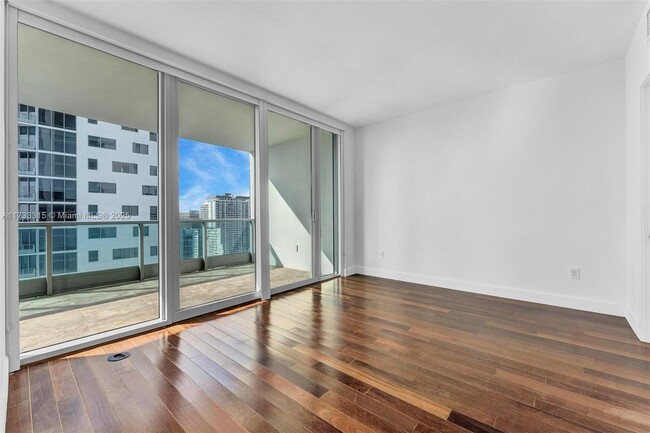 Building Photo - 1331 Brickell Bay Dr