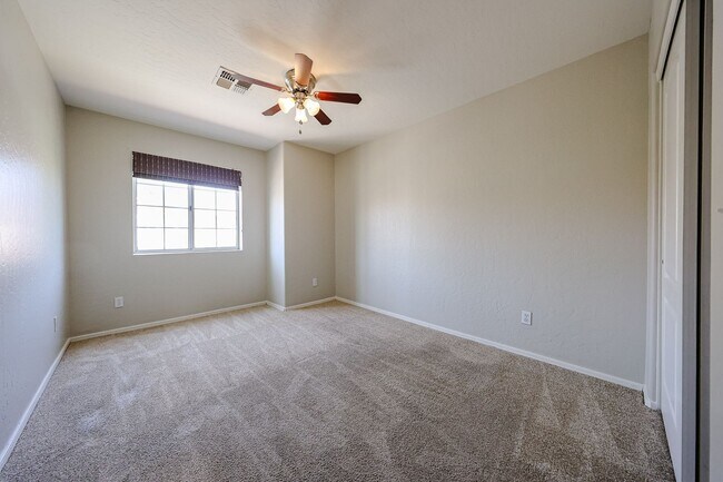 Building Photo - Stunning 3 bedroom, 2.5 bathroom Gold Cour...