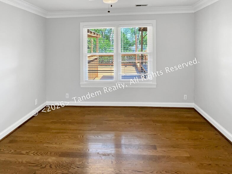 Building Photo - 2228 Ashwood Ave