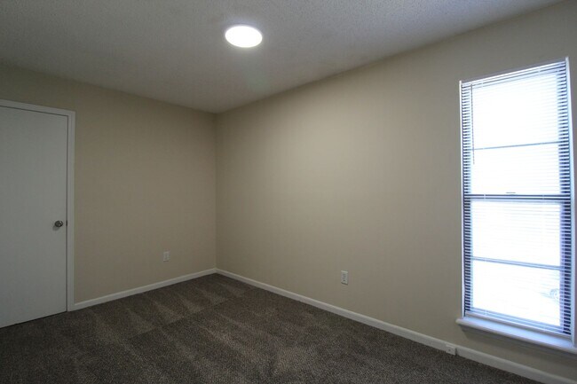 Building Photo - Fully Remodeled 2 Bedroom 1.5 Bath Duplex In Olathe