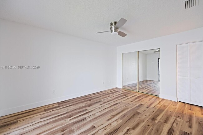 Building Photo - 889 Hamilton Dr