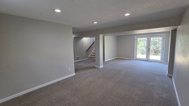 Building Photo - 4 Bedroom 2 Bath with Finished Basement and Study!