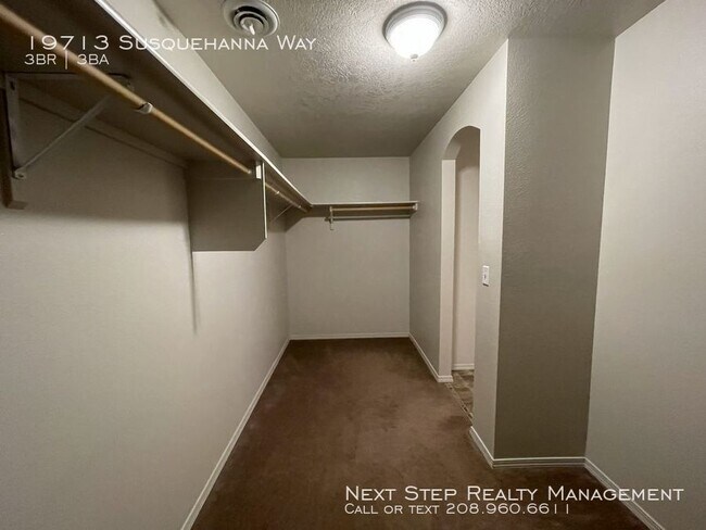 Building Photo - 3 Bed 2.5 Bath Home