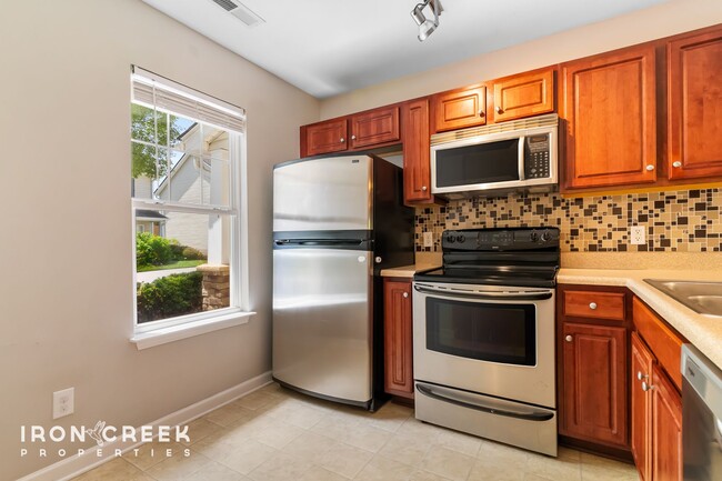Building Photo - Stylish 2BR/2.5BA Townhome in Desirable Fl...