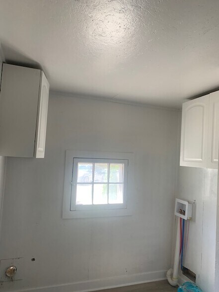 Building Photo - 127 W Troy Ave