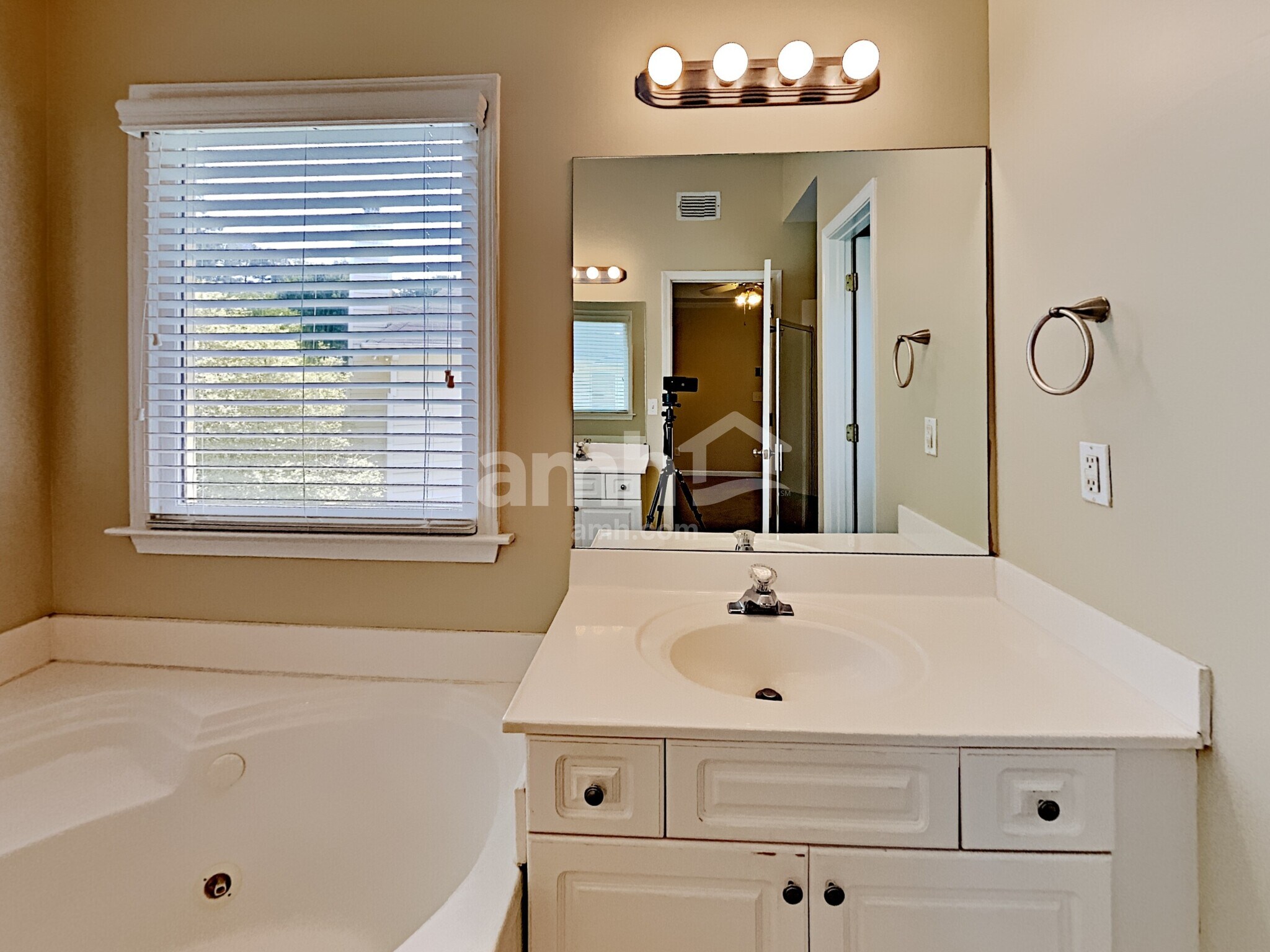 Building Photo - 3305 Maple Terrace Dr