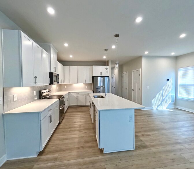 Building Photo - 1037 Clendening Dr