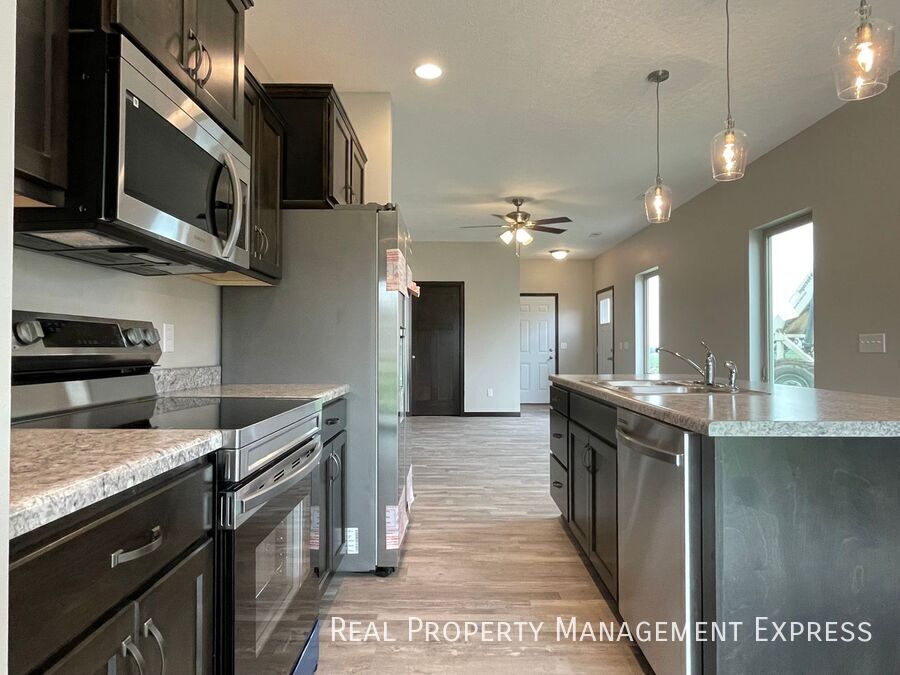 Building Photo - 3 Bed 2.5 Bath Townhome in West Sioux Falls