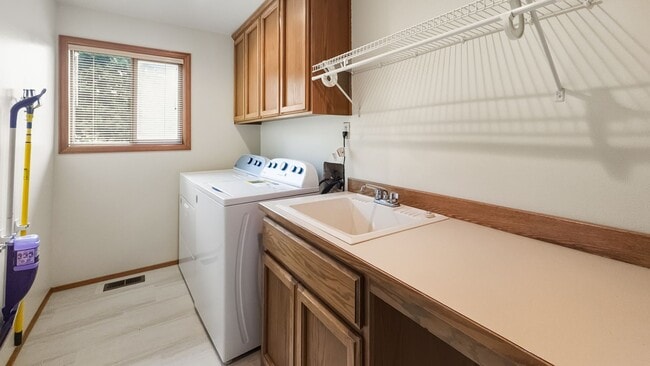 Building Photo - Spacious, Comfortable House in Forest Ridge Estates of Bellevue