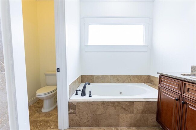 Building Photo - 2288 Oakview Rd NE