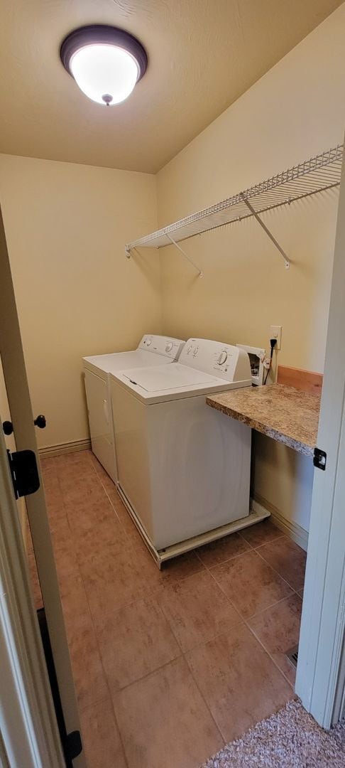 Building Photo - 3 bed, 2.5 bath townhome w/attached 2 car ...