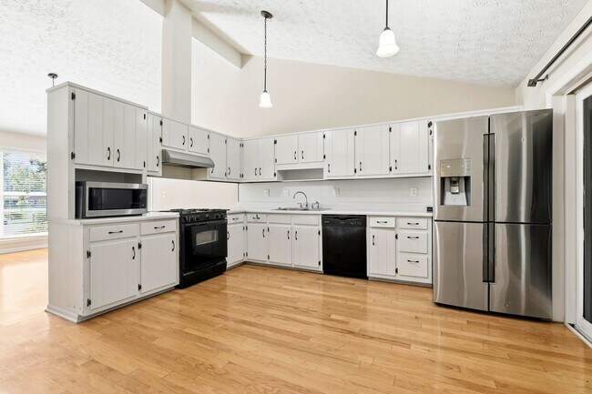Building Photo - Spacious 3BR Home on Large Lot with Detached Garage in Fayette County