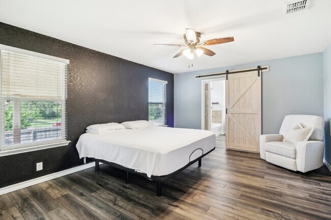 Building Photo - "Charming 4-Bedroom Oasis with custom fini...