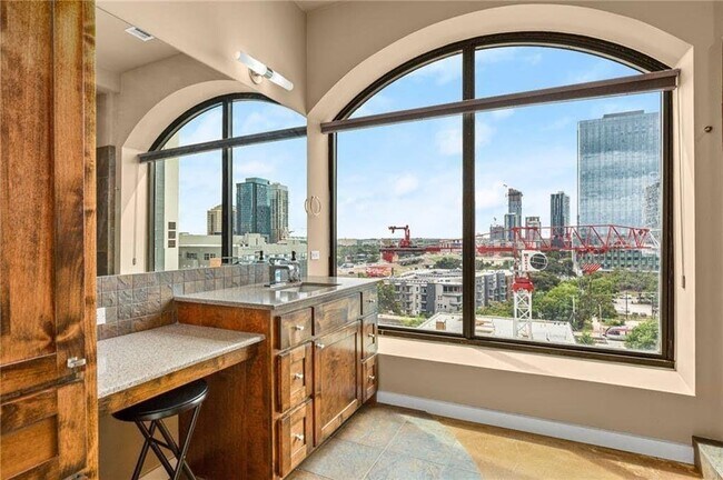 Building Photo - 507 Sabine St