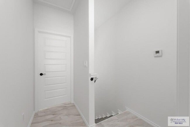 Building Photo - 405 Lion's Villa Ave