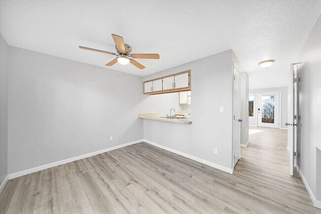 Building Photo - 2 Bedroom townhome with Washer and Dryer INSIDE! Available soon!!