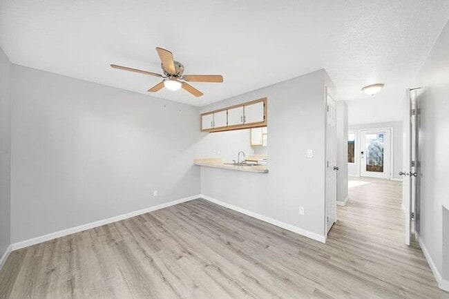 Building Photo - Spacious 2 Bed, 1.5 Bath. townhome with Washer and Dryer!