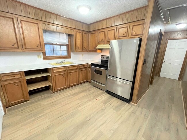 Building Photo - Fantastic location near downtown Pittsboro...