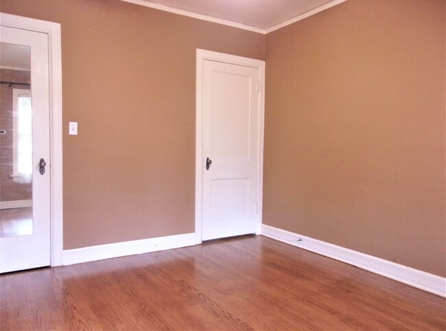 Building Photo - 3 BED 1 BATH TUDOR COTTAGE LAS VEGAS ADDIT...