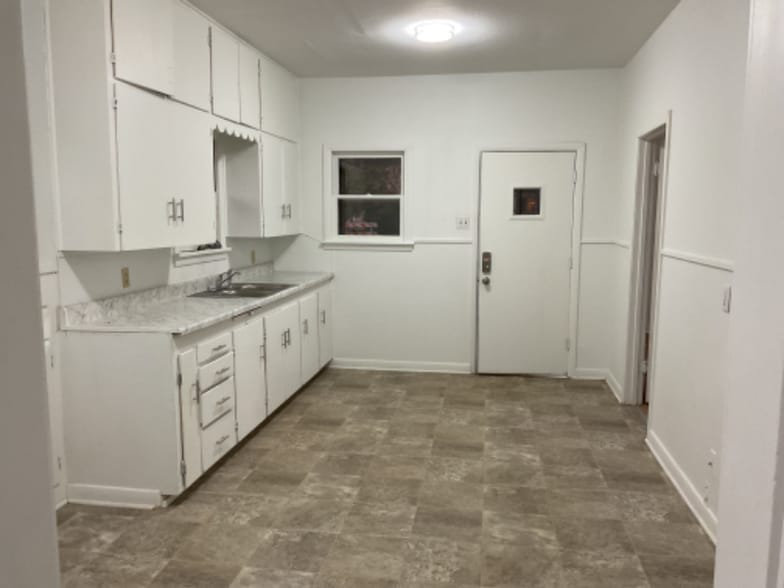 Building Photo - 608 Silas St