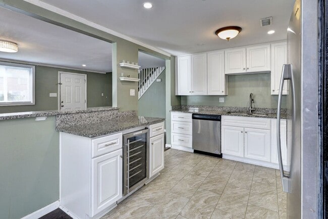 Building Photo - Charming Rental Home in Hampton!