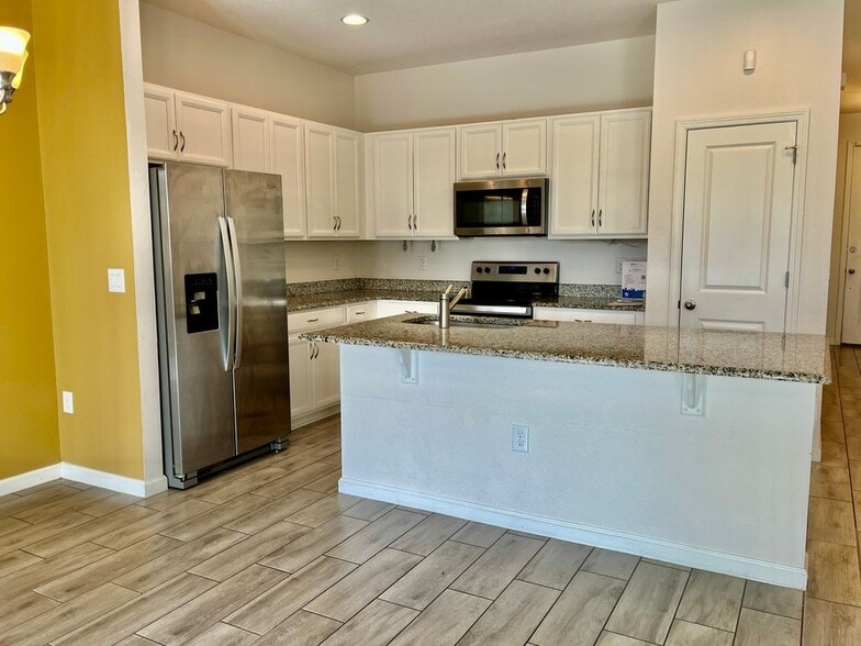 Building Photo - 421 Disa Dr