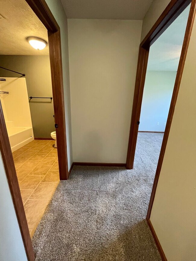 Building Photo - Ground Floor 2 Bed Condo with Attached Garage!