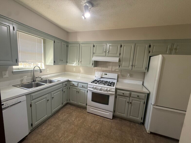 Building Photo - 1011 NW Porter Ct