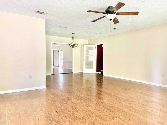 Building Photo - 9384 S Riveroaks Dr