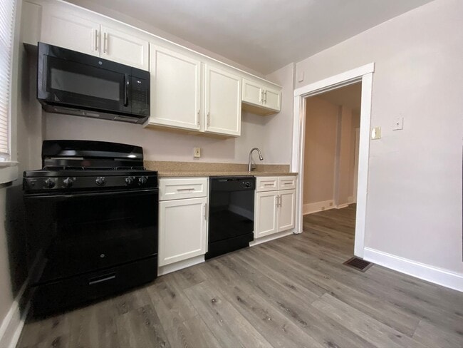 Building Photo - Charming Three Bedroom Townhouse in Squirrel Hill! Back Yard & Covered Front Porch! Call Today!