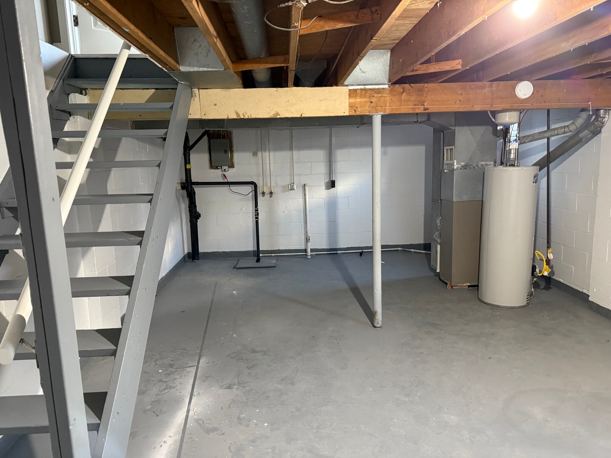 Building Photo - 1881 Lakeview Dr