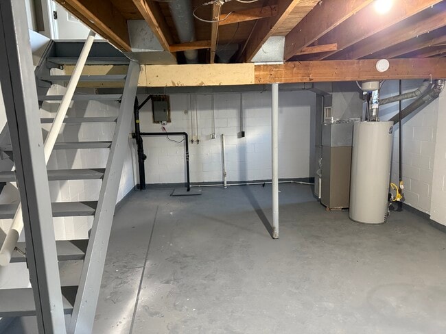 Building Photo - 1881 Lakeview Dr