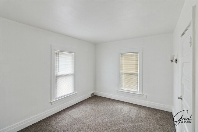 Building Photo - $1495 - 4 Bedroom/2 Bath Home in Islandview